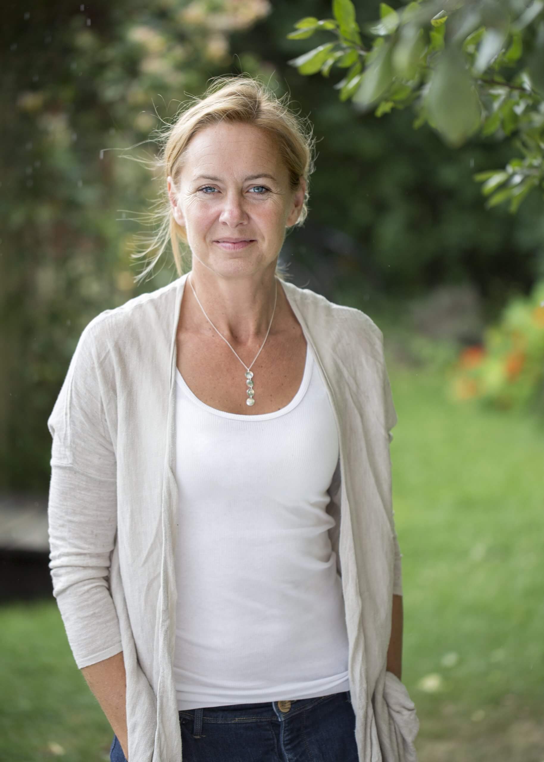 Lena Granefelt, fotograf med fokus på växtlighet och biologisk mångfald. Foto: Bibbie Friman.